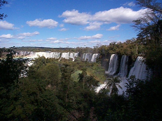 iguazu3.jpg (74694 bytes)